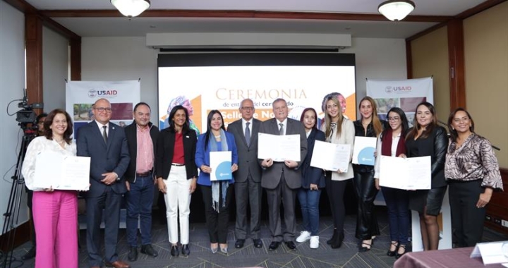 Image of local partners receiving award for Sello de No Discrimination in Colombia